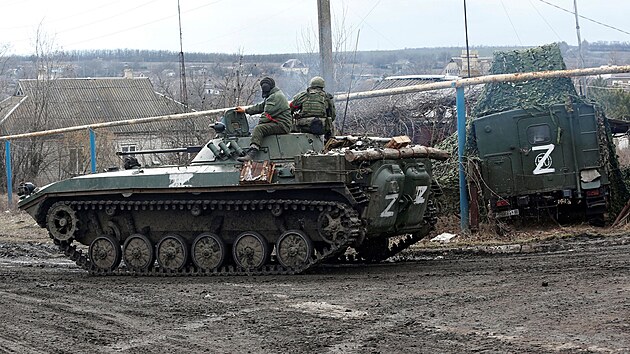 Rut vojci projdj separatisty kontrolovanou vesnic Bugas na Ukrajin. (6. bezna 2022)