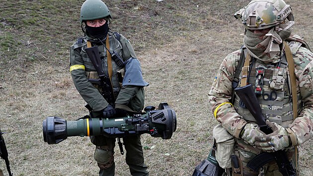 Pslunci ukrajinskch sil zemn obrany dr protitankov odpalovac zazen NLAW. (6. bezna 2022)