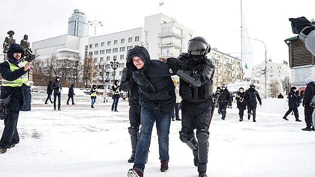 Policie v Jekatrinburgu zatk lidi protestujc proti invazi na Ukrajinu. (6. bezna 2022)