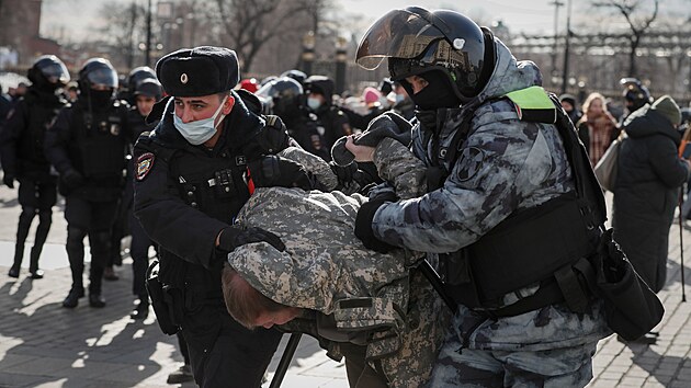 Moskevsk policie zatk demonstranty, kte nesouhlas s vlkou na Ukrajin. (6. bezna 2022)