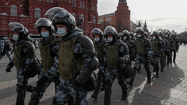 Moskevsk policie zatk demonstranty, kte nesouhlas s vlkou na Ukrajin. (6. bezna 2022)