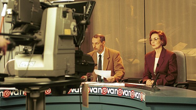Prvn veern Televizn noviny na Nov se vyslaly 4. nora 1994. Moderoval je Zbynk Merunka s herekou Stanislavou Wanatowiczovou.