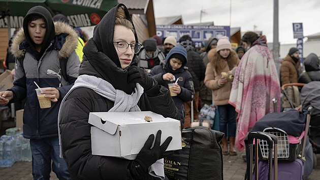 Tato mlad ena z Ukrajiny uprchla se svm krlkem, kterho nese v improvizovan pepravce, drovan krabici od bot. Snmek je z uprchlickho tbora na jihu Polska.