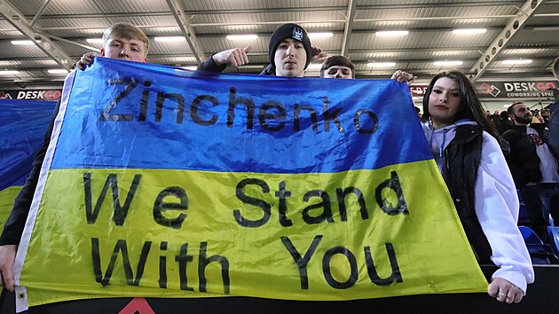 Fanouci v Peterborough pi zpase Anglickho pohru mezi domcm tmem a Manchesterem City vyjaduj podporu hostujcmu hri Oleksandrovi Zinenkovi a Ukrajin.