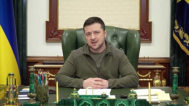 Ukrajinsk prezident Volodymyr Zelenskyj promluvil k nrodu. Uvedl, e zstv v Kyjev ve sv pracovn na Bankov ulici. (7. bezna 2022)