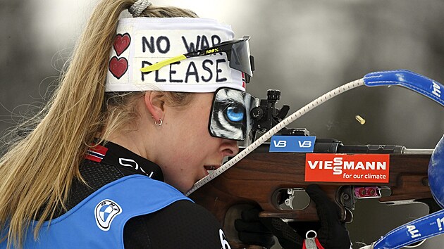 NO WAR, PLEASE. Norka Ingrid Landmark Tandrevoldov� b�hem �tafety v Kontiolahti.