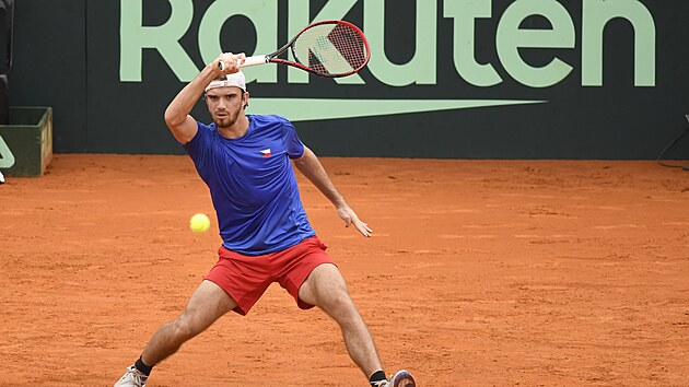 Tom Mach bhem kvalifikace Davis Cupu proti Argentinci Diegu Schwartzmanovi.