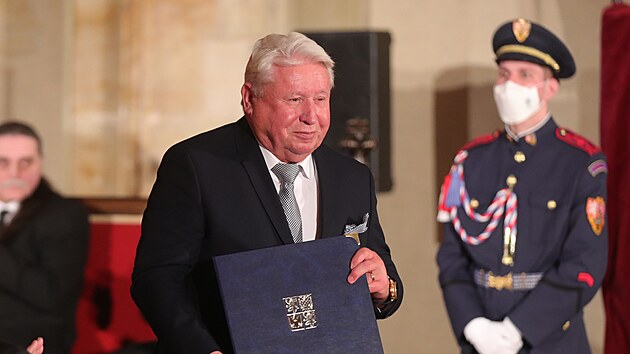 Sportovn funkcion a podnikatel Miroslav ernoek pevzal od prezidenta Miloe Zemana medaili Za zsluhy 1. stupn.