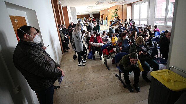Lidé čekali na otevření asistenčního centra pro uprchlíky v Jihlavě od samého rána. Před zahájením jeho provozu jich tu byly už dvě stovky.  K dispozici měli drobné občerstvení, pití, pro děti je v místě zařízený dětský koutek a je a bude zde i možnost přespání. V Krajském asistenčním centru pomoci Ukrajině si na jednom místě vyřídí veškeré formality k pobytu.