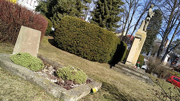 Socha rudoarmějce je součástí pomníku padlým z první i druhé světové války. Patří k němu i kamenný blok s reliéfy a dva sousední hroby s nápisy v azbuce.