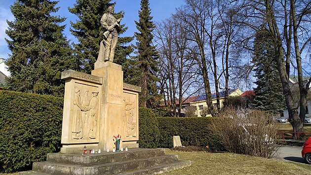 Kamenn plastika zobrazujc vojka se samopalem stoj na hlavnm Bechyov nmst. Potkem ptho tdne by mla zmizet.