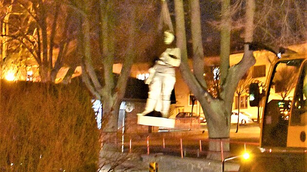 Jeřáb sundal sochu v úterý večer až za tmy. Stěhovací firma se chtěla vyhnout případným protestům aktivistů.