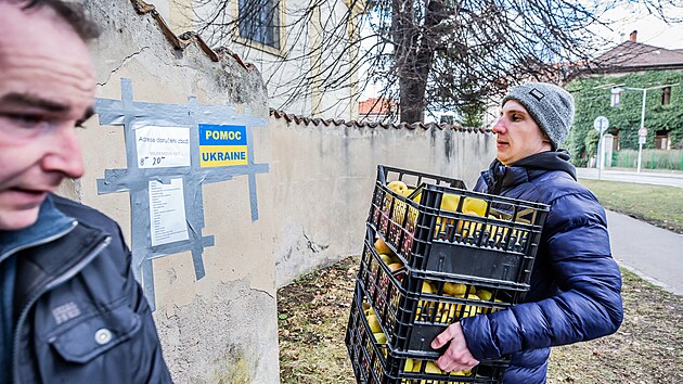 Ke Kostelku v Pardubicch lid nos obleen, spacky, potraviny, ale i vybaven pro vojky. (28. nora 2022)