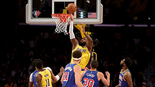 LeBron James z Los Angeles Lakers skruje proti Golden State.