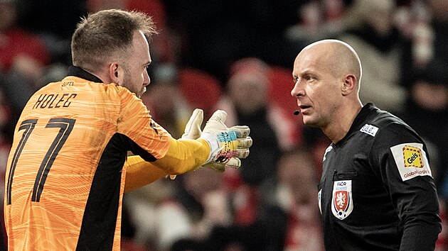 Polský rozhodčí Szymon Marciniak naslouchá v derby mezi Slavií a Spartou steskům hostujícího brankáře Dominika Holce.