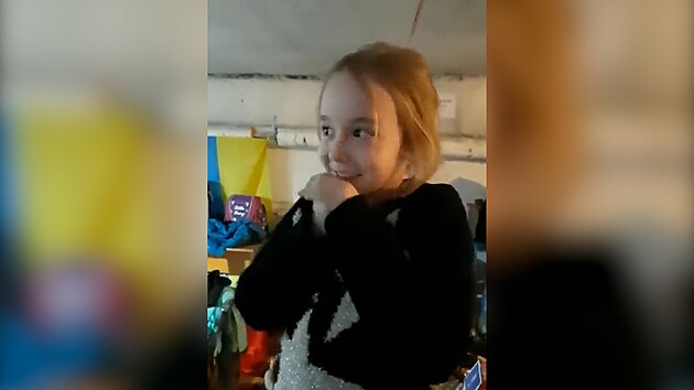 Hol�i�ka zazp�vala v krytu, dojala v�echny p��tomn�