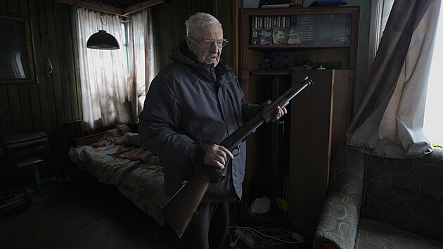 Obyvatel ostelovan ukrajinsk vesnice Horenka jednaosmdestilet Pjotr Vjerko je pipraven brnit svou vlast proti rusk invazi. (2. bezna 2022)