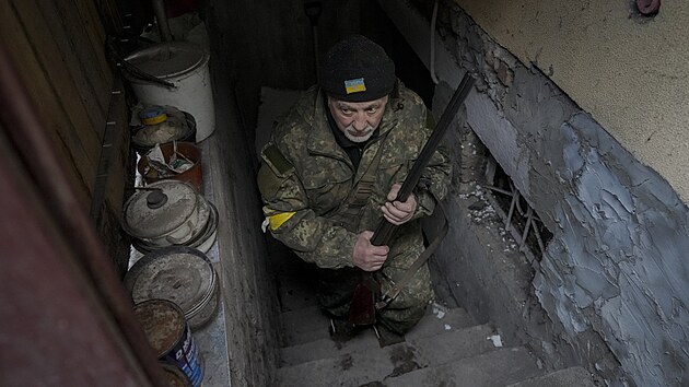 Obyvatel ostelovan ukrajinsk vesnice Horenka Andrij Honruk je pipraven brnit svou vlast proti rusk invazi jako dobrovolnk. (2. bezna 2022)