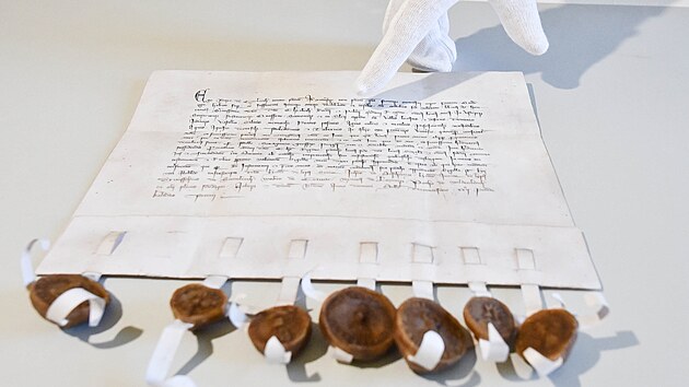 Listina s první zmínkou o Zlíně z roku 1322. Jde o věrohodnou kopii i se šlechtickými pečetěmi, takzvanou faksimili originální listiny, podle které Eliška Rejčka získala i zlínské panství.