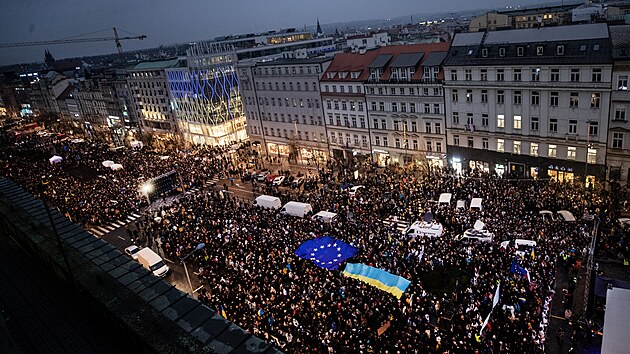 Akce spolku Milion Chvilek pro demokracii na podporu Ukrajiny. Vclavsk nmst (4. bezna 2022)