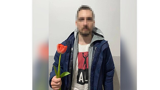 Zadren Ukrajinec, ktermu po pokusu o tk ze zem dali pohraninci tulipn u pleitosti MD. (8. bezna 2022)