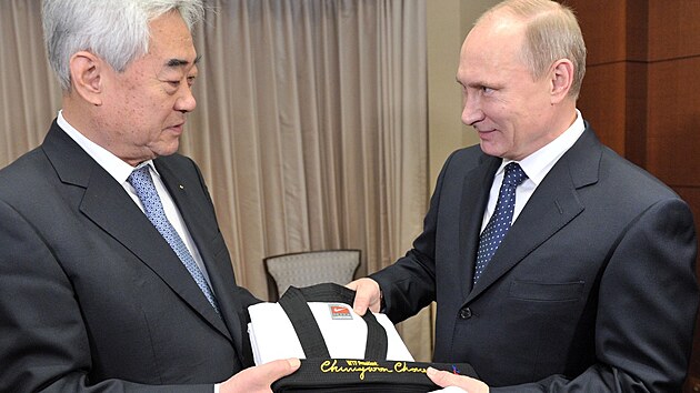 Ruský prezident Vladimir Putin dostal čestný černý pásek v taekwondu v roce 2013. Teď o něj přišel.
