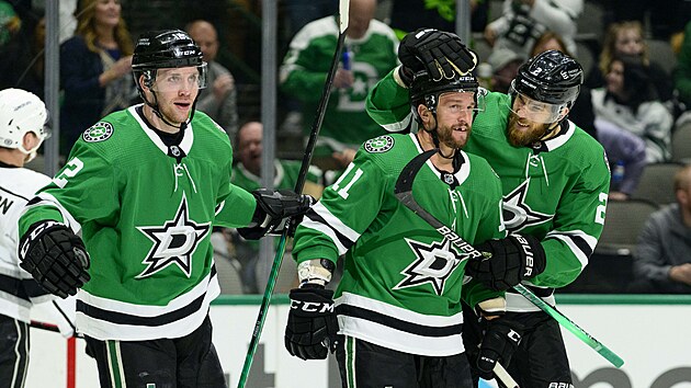 Hokejist Dallasu (zleva) Radek Faksa, Luke Glendening a Jani Hakanp se raduj z glu v zpase s Los Angleles.