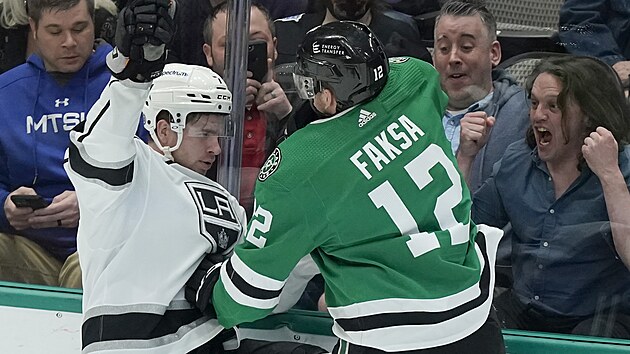 Radek Faksa (vpravo) z Dallasu v souboji s Tobiasem Bjornfotem z Los Angeles.