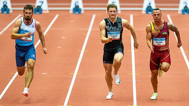 Dominik Zlesk (uprosted) ve finle bhu na 60 metr na domcm ampiontu v Ostrav. Spolu se Zdekem Stromkem (vlevo) a Janem Velebou.