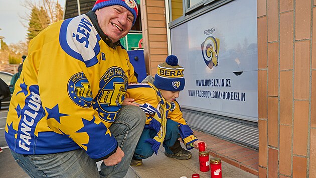 Zlnt hokejov fanouci dorazili na posledn zpas leton sezony, kter pro n skonila sestupem. Nkte z nich zaplili u vchodu na stadion na pamtku svky.