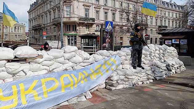 Barikda postaven z pytl s pskem v centru ukrajinsk Odsy (8. bezna 2022)