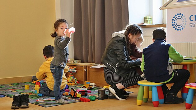 Ukrajinské děti trávily čas v dětském koutku, než jejich matky vyřídily potřebné.