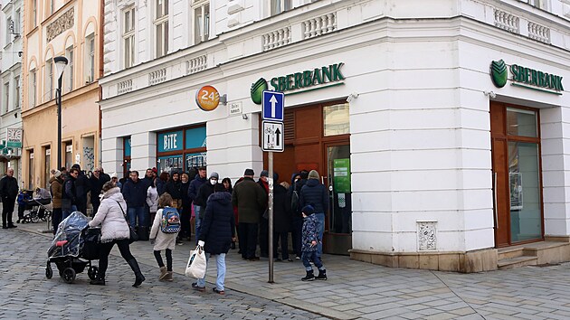 Stejně jako v dalších městech Česka zamířily v pátek 25. února i do olomoucké pobočky banky Sberbank davy lidí. Ti se přicházeli ujistit, že se jich nedotknou sankce, nebo rovnou peníze vybírali či převáděli jinam. Někteří zdůvodnili rušení účtu i morálními důvody.