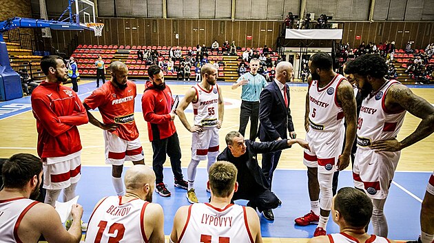 Trenr Ronen Ginzburg rad basketbalistm Prometeje bhem zpasu Ligy mistr v nymburskm azylu.