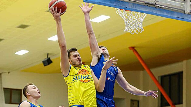 steck basketbalista Dalibor Fait (ve lutm) zakonuje na opavsk ko.