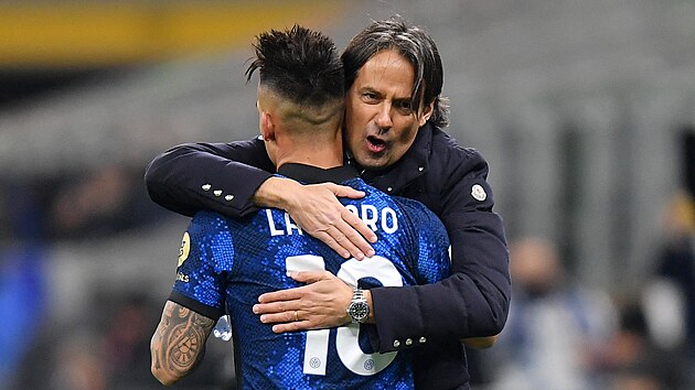 Lautaro Martinez z Interu Miln slav gl s trenrem Simonem Inzaghim.