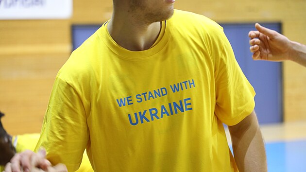 Luk Stegbauer z GBA Jindichv Hradec v triku na podporu Ukrajiny