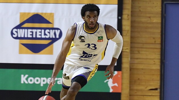 Ian DuBose (v blm) z GBA Jindichv Hradec to v zpase s Olomouckem.