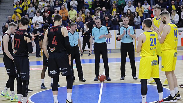 Nymburt a opavt basketbalist pipomnaj spolu s rozhodmi obti vlky o Ukrajinu.