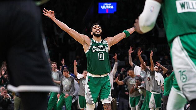 Jayson Tatum z Boston Celtics slav svou tbodovou trefu.