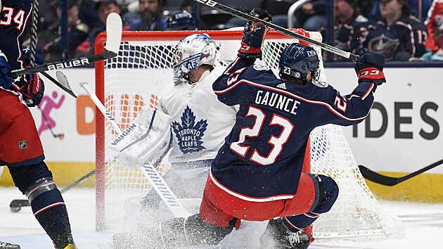 Brendan Gaunce (23) z Columbus Blue Jackets nar v zpase s Toronto Maple Leafs do branke Petra Mrzka.