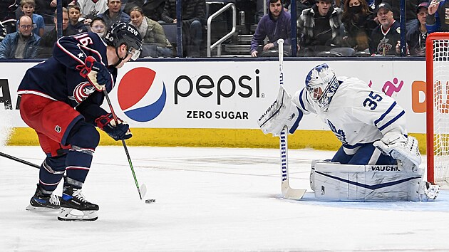 Petr Mrzek z Toronto Maple Leafs el njezdu v zpase s Columbus Blue Jackets. Exekutorem je Max Domi.