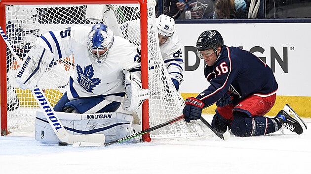 Petr Mrzek hld brnu Toronto Maple Leafs v zpase s Columbus Blue Jackets, atakuje ho Max Domi.
