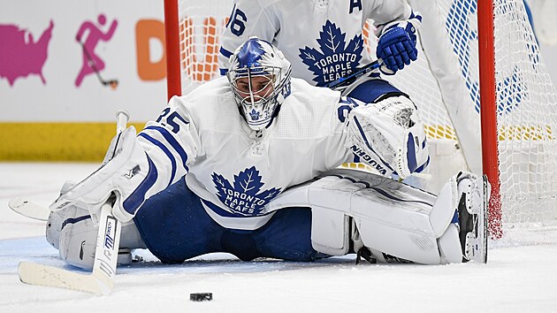 Petr Mrzek hld brnu Toronto Maple Leafs v zpase s Columbus Blue Jackets.