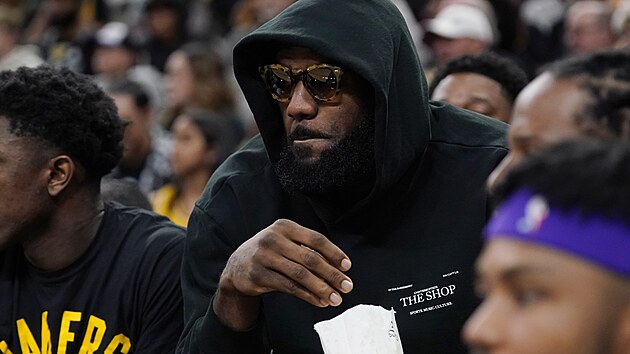 LeBron James z Los Angeles Lakers zpas se San Antonio Spurs vynechal, sleduje ho s popcornem.