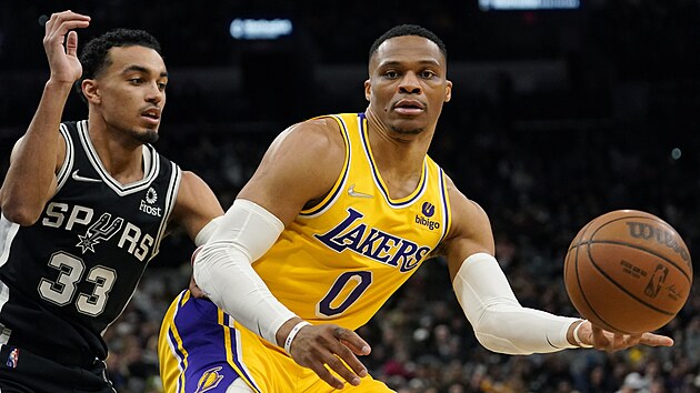Russell Westbrook (0) z Los Angeles Lakers to v zpase se San Antonio Spurs, ste ho Tre Jones (33).