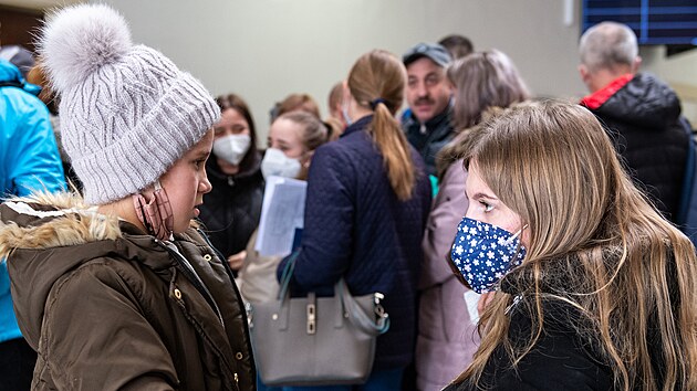 Destky uprchlk z Ukrajiny dorazily dopoledne do budovy na Ulrichov nmst v Hradci Krlov, aby se informovali o pobytu v esk republice (28. 2. 2022).