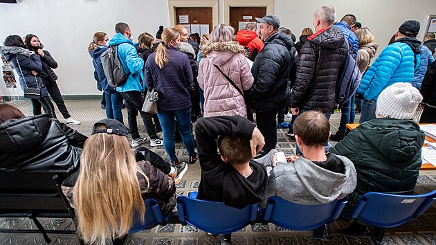 Desítky uprchlíků z Ukrajiny dorazily dopoledne do budovy na Ulrichově náměstí v Hradci Králové, aby se informovaly o pobytu v České republice (28. 2. 2022).