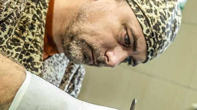 Luk� Pavla��k p�i operaci