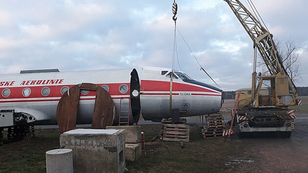 Karel Tarantk pracoval na letadlech stle, i v zim. Posledn fotografii z nron opravy pie letadla nm do redakce poslal letos 13. ledna.
